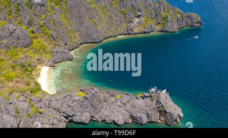 Tropische Insel mit weißem Strand und Korallenriff. Touristische boote in der Nähe der Insel. Nationalpark El Nido Palawan Philippinen. Stockfoto