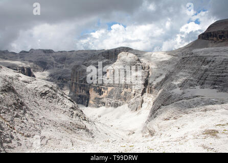 Valon del Fos hinab zum Val Lasties geschnitzten zwischen Sas de Pordoi und Col Toron die Sella Gruppe Gröden Dolomiten Südtirol Italien Stockfoto