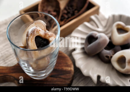 Heart-shaped Kaffee eis Stück im Glas Stockfoto