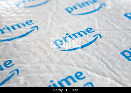 Eine weiße gepolsterten Umschlag zeigt einen blauen Amazon "Prime"-Logo. Stockfoto