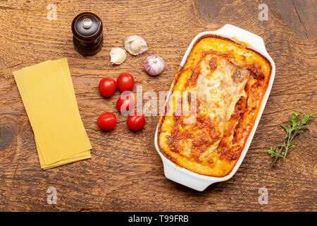 Überblick über ein warmes Lasagne auf Holz Stockfoto