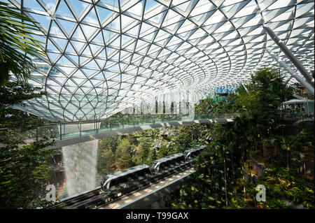 18.04.2019, Singapur, Singapur - Blick in den Wald Tal mit Wasserfall im neuen Juwel Terminals am Internationalen Flughafen Changi entfernt. Das Design Stockfoto