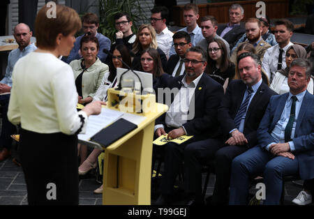 Europäischen Kandidaten hören, wie SNP-Chef und Erster Minister Nicola Sturgeon startet die SNP Europäischen Parteiprogramm in Glasgow. Stockfoto