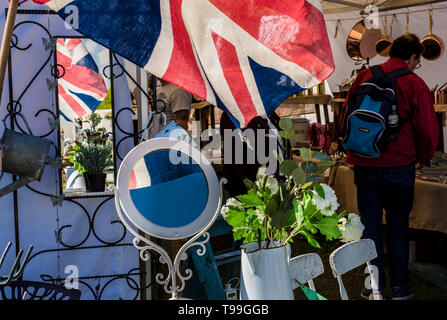 Ansicht der Rückseite des Mann an Antiquitäten suchen, Ripley dekorative Home und Bergung zeigen, Ripley, North Yorkshire, England, Großbritannien Stockfoto