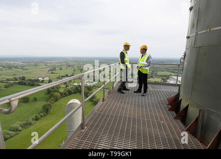 Brexit Staatssekretär Stephen Barclay (links) mit Liam McCaffrey, CEO von Quinn Industrial Holdings, bei einem Besuch der Quinn Zement Fabrik in Co Cavan, wo die Grenze zwischen der Republik Irland und Nordirland Schnitte durch die Mitte der Unternehmen. Stockfoto