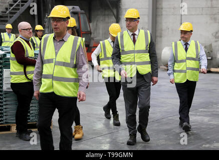 Brexit Staatssekretär Stephen Barclay (Mitte) mit Liam McCaffrey, CEO von Quinn Industrial Holdings (rechts), und Kevin Lunney, Operations Director (Zweite links) bei einem Besuch in der Quinn Zement Fabrik in Co Cavan, wo die Grenze zwischen der Republik Irland und Nordirland Schnitte durch die Mitte der Unternehmen. Stockfoto