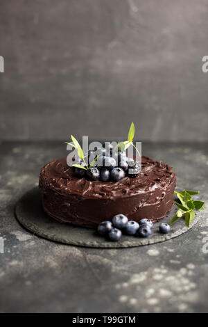 Kopieren Raum urlaub Kuchen zum Geburtstag auf grauem Hintergrund. Konzept der süßen Speisen. Freier Platz für Text Stockfoto