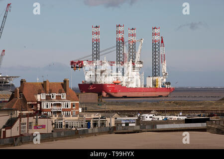 In Great Yarmouth, die seajacks Scylla, selbstfahrende Jack-up Gefäß für Offshore Windenergieanlagen Installation verwendet. Stockfoto