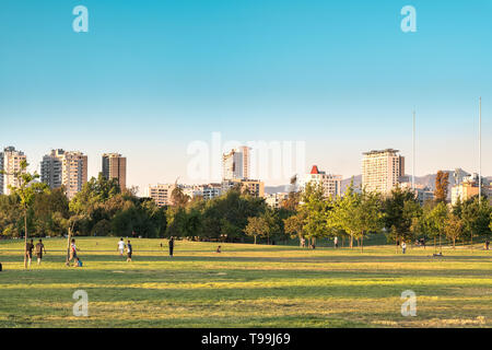 Region Metropolitana, Santiago, Chile - Leute genießen ein Sommerabend in Parque O'Higgins in der Innenstadt. Stockfoto