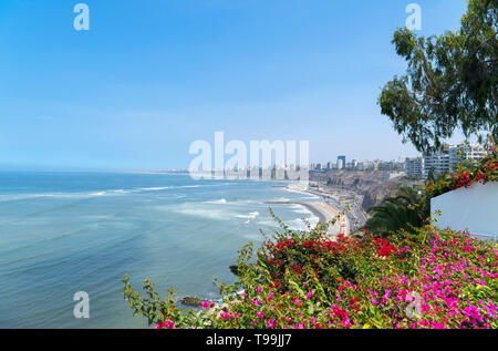 Der Strand und die Küste in den Barranco district, Lima, Peru, Südamerika Stockfoto