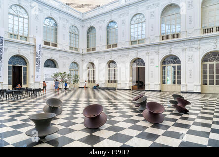 Überdachte Terrasse im Museum der Kunst von Lima (Museo de Arte de Lima), Palacio de la Exposición, Lima, Peru, Südamerika Stockfoto