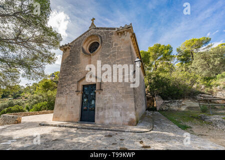 Mallorca, Spanien - 30. Oktober 2018: Capilla de San Alonso Rodríguez​. Eine kleine Kapelle, die dem hl. Alonso Rodriguez gewidmet, von 1879 - 1885 Stockfoto