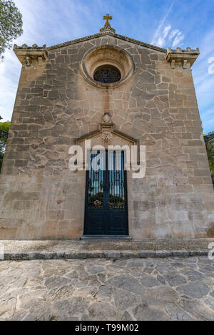 Mallorca, Spanien - 30. Oktober 2018: Capilla de San Alonso Rodríguez​. Eine kleine Kapelle, die dem hl. Alonso Rodriguez gewidmet, von 1879 - 1885 Stockfoto