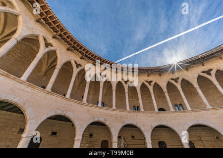 Runde Innenhof von Schloss Bellver (Castell de Bellver) im gotischen Stil erbauten Festung als Gefängnis genutzt. Jetzt Palma de Mallorca Geschichte Museum. Spanien Stockfoto