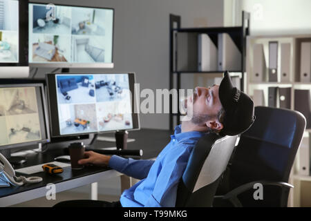 Security Guard schlafen in Überwachung Zimmer Stockfoto