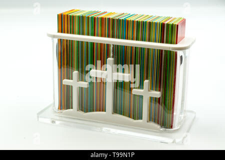 Dies ist eine Aufnahme von einem Glas rechteckiger Kasten mit einem Multi Color beten Karten das Bild mit einem weißen Hintergrund und ein Studio Licht aufgenommen wurde Stockfoto