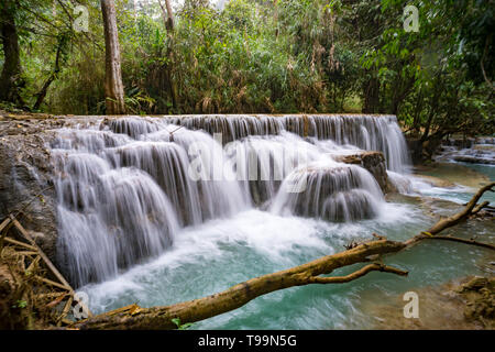 Schönen Wasserfall im Wald, Frühling, lange Belichtung Stockfoto