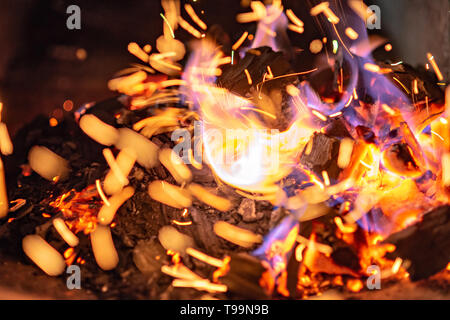 BBQ Grill Grube mit glühend und brennend heiße Holzkohle, Essen Hintergrund oder Textur, Nahaufnahme, Ansicht von oben Stockfoto