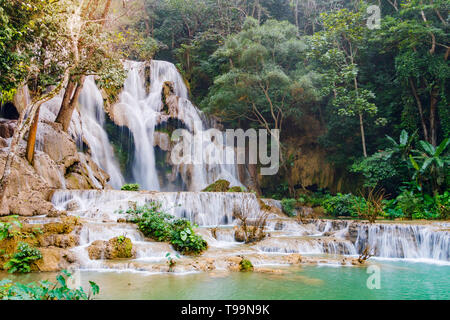 Die Kuang Si Wasserfälle oder als Tat Kuang Si Wasserfälle bekannt. Diese Wasserfälle sind ein beliebter Ausflug für Touristen in Luang Prabang mit einem türkis blau Stockfoto