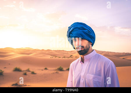 Berber Mann, der traditionelle Kleidung in der Sahara Wüste im Morgengrauen, Marokko Stockfoto