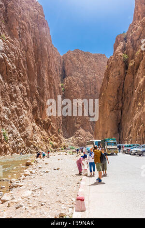 TINERHIR, Marokko, 28. AUGUST 2018: Der berühmte Todra Schlucht Stockfoto