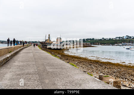 Camaret-sur-Mer, Frankreich - 4. August 2018: Blick auf den Hafen mit alten, verlassenen Schiffswracks Stockfoto