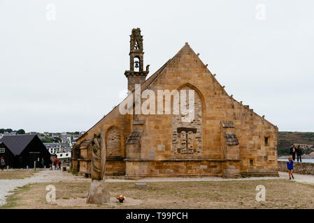 Camaret-sur-Mer, Frankreich - 4. August 2018: Im freien Blick auf die Kapelle Notre-Dame-de-Rocamadour im Hafen Stockfoto