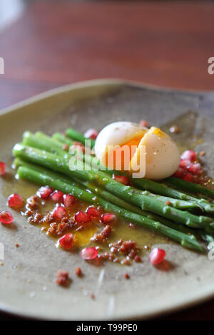 Spargel mit pochiertem Ei Stockfoto