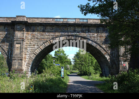 Blick entlang der Lune Valley Ramble, wie es unter der Lune Aquädukt in Lancaster, Lancashire, England auf der Spur Bett von einer alten Bahnlinie verläuft. Stockfoto
