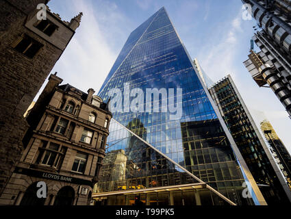 Wolkenkratzern in der "City" von London zu einem der führenden Zentren der globalen Finanzwirtschaft in prospektiven von unten. Stockfoto