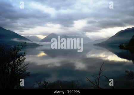 Ein Foto über Loch Duich in Richtung der fünf Schwestern von kintail auf einem nebelhaften Frühling Morgen Stockfoto