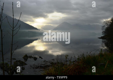 Ein Foto über Loch Duich in Richtung der fünf Schwestern von kintail auf einem nebelhaften Frühling Morgen Stockfoto