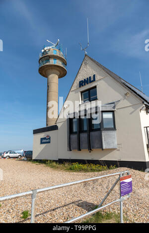 Calshot, Hampshire, England, UK. Mai 2019. Küstenwache Aussichtsturm und Rettungsboot Station Calshot Spit auf Southampton Wasser, Südengland. Stockfoto