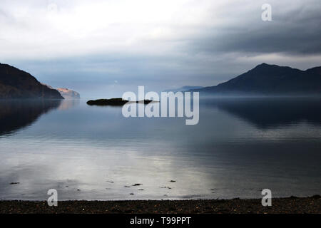 Eine misty Frühling Morgen im Corran auf Loch Hourn, West Highlands, Schottland. Stockfoto