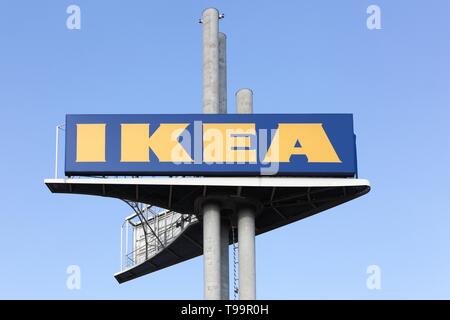 Stuhr, Deutschland - 1. September 2018: IKEA-Zeichen auf einer Stange. IKEA ist eine multinationale Unternehmensgruppe, Designs, verkauft bereit - Möbel zusammenbauen Stockfoto