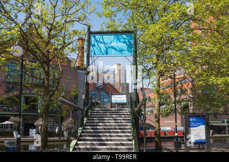 Brücke über den Kanal am Eingang zum Brindley Place in Birmingham, Großbritannien Stockfoto