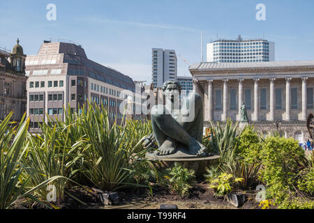 Große Statue einer Frau in Victoria Square, Birmingham, Großbritannien Stockfoto