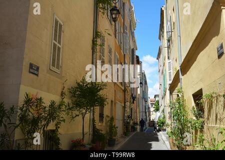 Die malerische und bunten Straßen der Altstadt von Marseille, im Sommer. Frankreich. Stockfoto