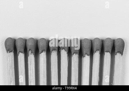 Holz passt auf grauem Hintergrund mit Kopie Raum Nahaufnahme, Ansicht von oben Schwarz und Weiß Foto Stockfoto
