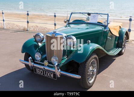 1953 MG TD Sport Modell exportieren auf Anzeige an der Küste von Weymouth Beach, Dorset Großbritannien im Mai Stockfoto
