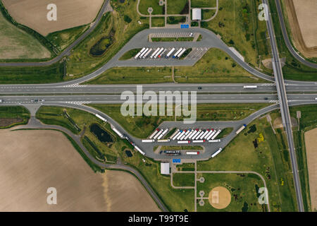 Luftaufnahme der Multi Lane Highway entlang der Seite der Parkplatz. Stockfoto