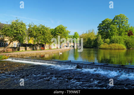 Wehr auf den Fluss Wye in Bakewell, Derbyshire, Peak District Stockfoto