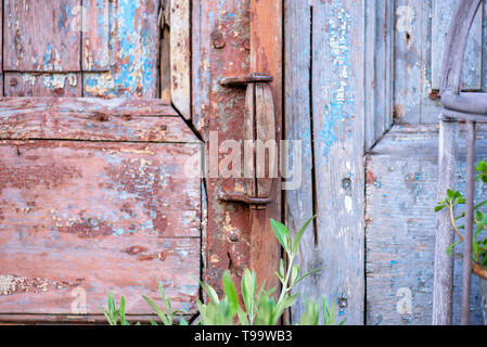 Detail eines alten Vintage Holztür mit Griff an einem Garten als Teil des Hauses Stockfoto