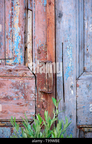 Detail eines alten Vintage Holztür mit Griff an einem Garten als Teil des Hauses Stockfoto