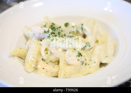 Lachsfilet mit Pasta Stockfoto