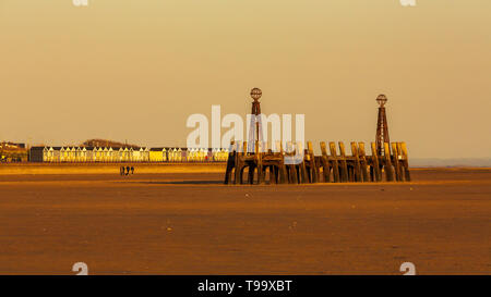 Der Strand in St Annes on Sea in der Abendsonne den Pier mit dem St Annes Strand Hütten im Hintergrund Stockfoto