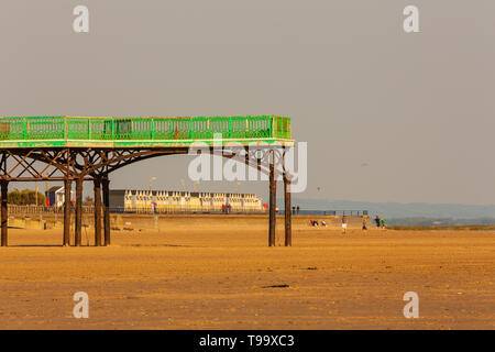 Der Strand in St Annes on Sea in der Abendsonne den Pier mit dem St Annes Strand Hütten im Hintergrund Stockfoto