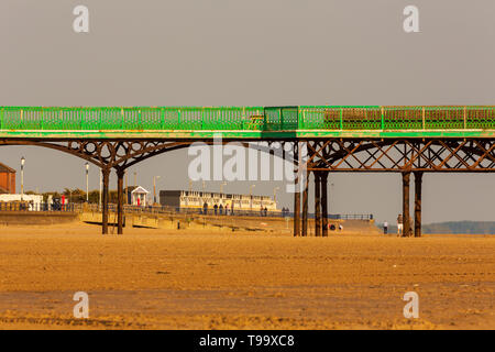 Der Strand in St Annes on Sea in der Abendsonne den Pier mit dem St Annes Strand Hütten im Hintergrund Stockfoto