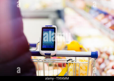 In der Nähe von Bar Code Scanner auf Warenkorb. Konzept des modernen Gadgets und Geräte, Konsumismus. Stockfoto