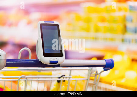 In der Nähe von Bar Code Scanner auf Warenkorb. Konzept des modernen Gadgets und Geräte, Konsumismus. Stockfoto